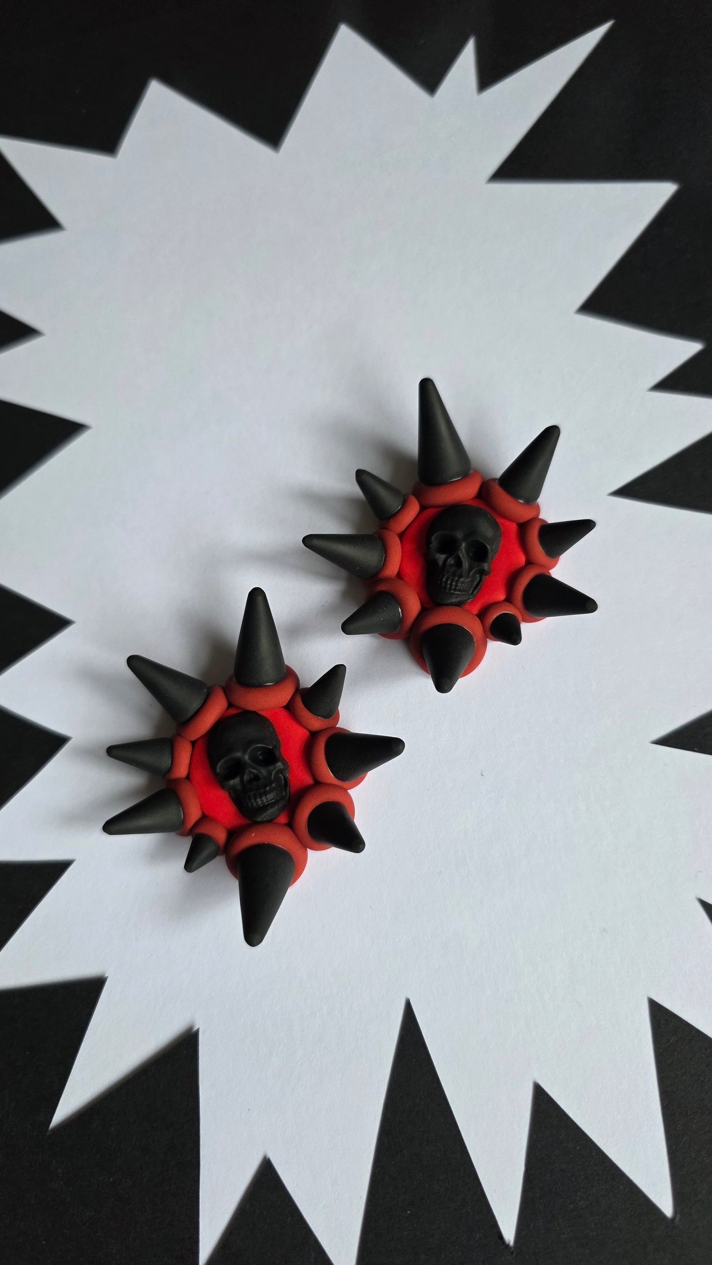 5cm Stud Black/Red Spike Skull Blob
